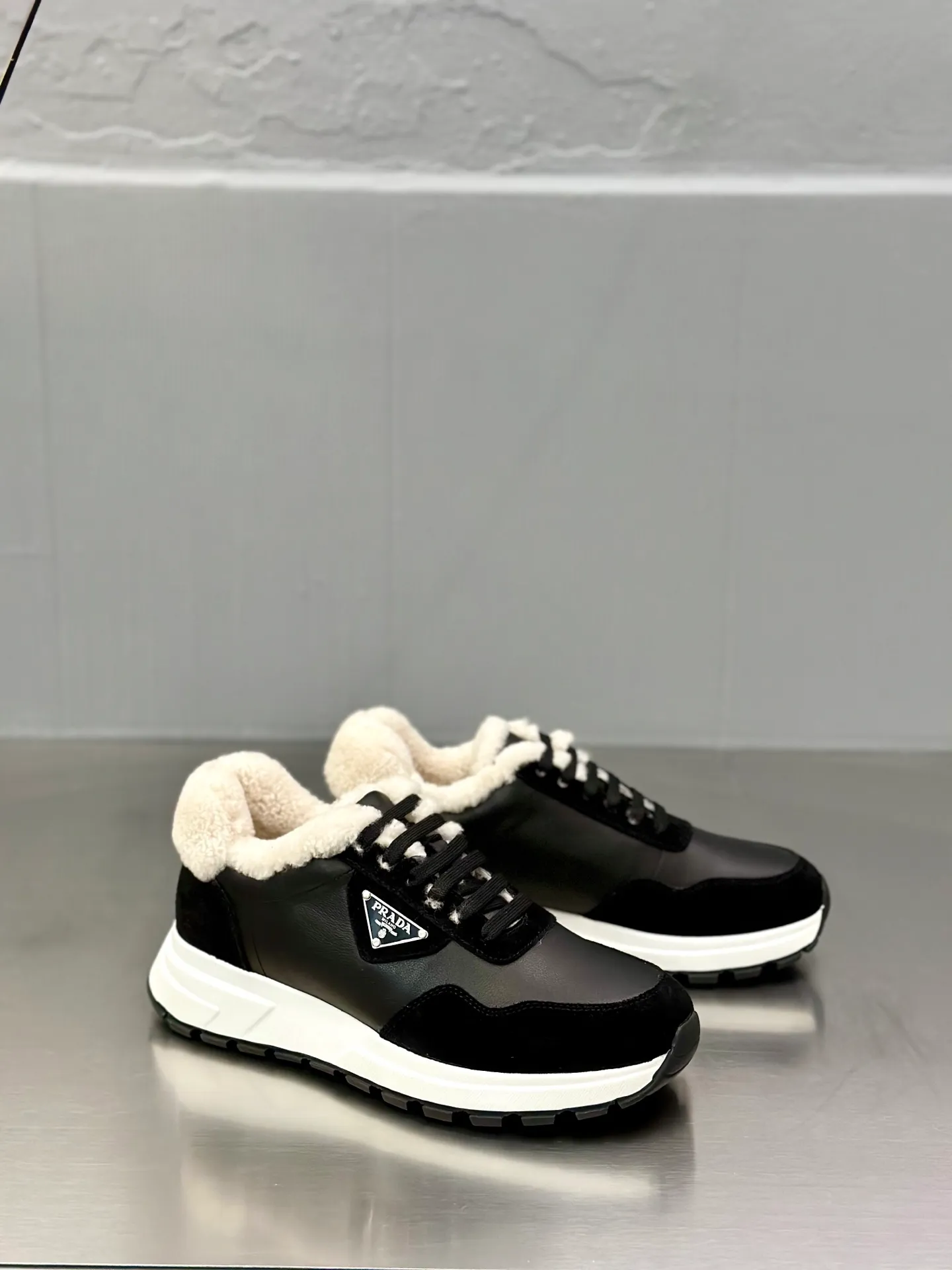 💰780 Prada/Prada men's new wool sneakers. This sneaker presents a modern version, reinterpreting the brand's archive style with clean lines and smooth details. The shoes are made of calf leather and technical fabric, with a triangular metal logo on the outside, bright TPU decoration on the heel, and a longer and padded inner heel design for a more comfortable fit. The tongue is decorated with a silk-screen logo, and is paired with a hollow rubber sole on the heel. The full cowhide lining comes standard with logo cowhide foot pads, making the upper foot taller, more comfortable, and versatile! Comes with full original packaging! Size: 39-40-41-42-43-44 standard leather shoe size (45 can be customized and does not support returns)